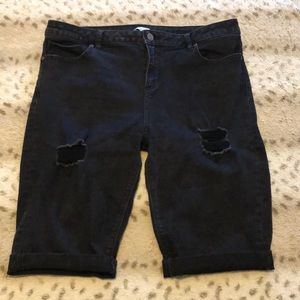 New York & Company black distressed Bermudas 14